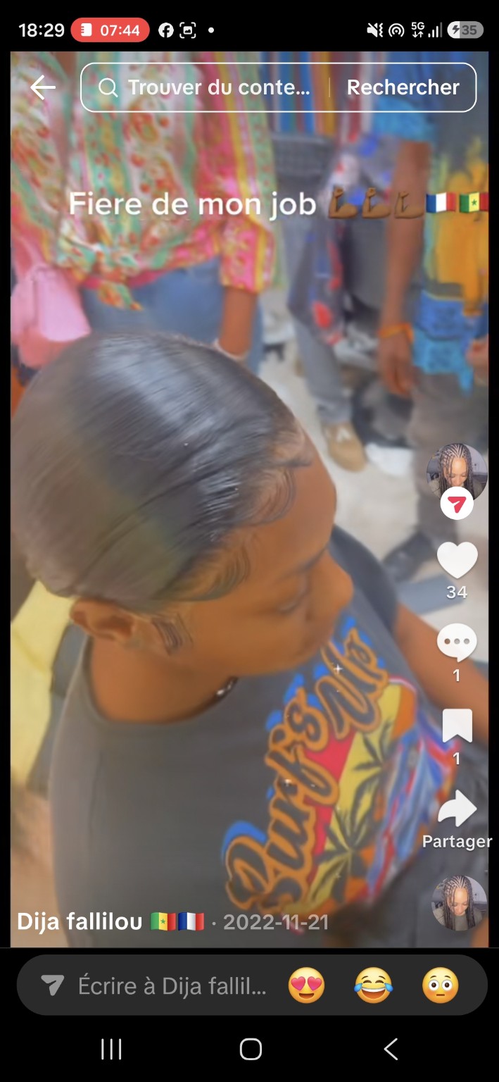Coiffure lissée avec chignon bas